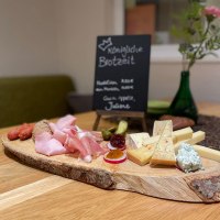 Vinoithek Weingut Klosterhof Brotzeit &copy; Weingut Klosterhof