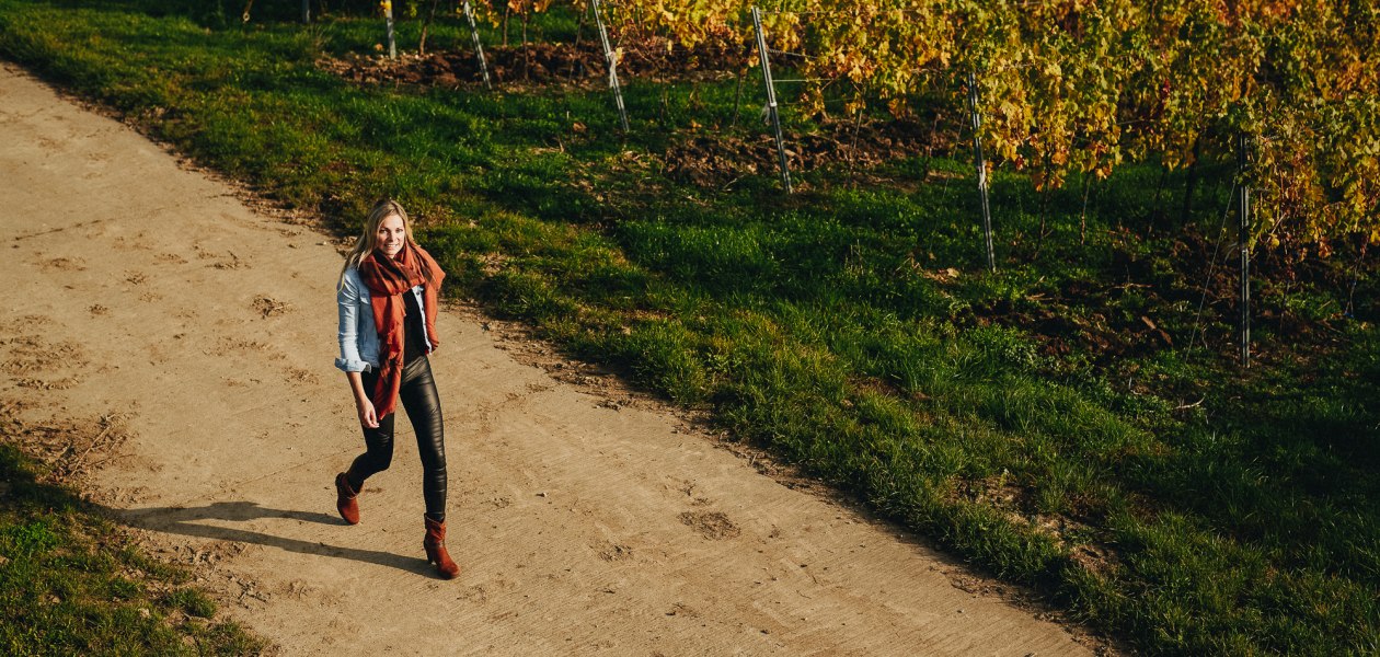 Weingut Becker_Winzerin Reben, &copy; Peter Bender