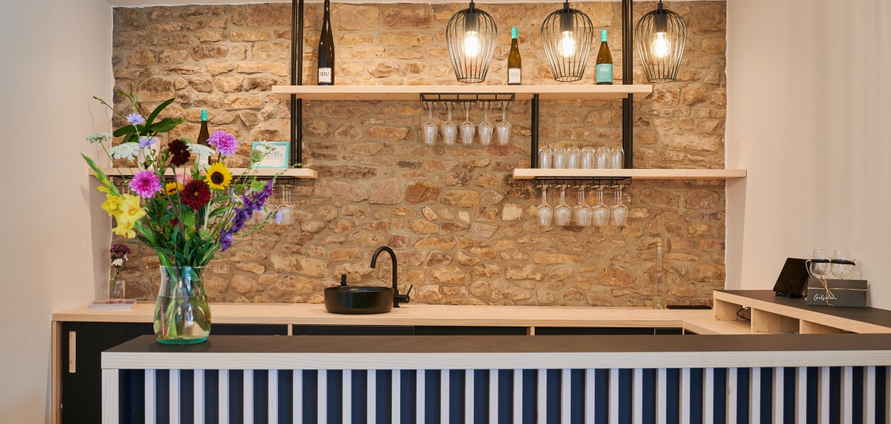 Vinothek Thekenansicht, &copy; Dirk Loeffelbein