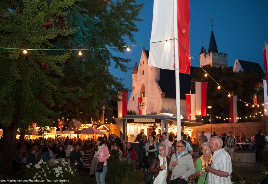 Das Roseng&auml;rtchen ist ein beliebter Treffpunkt f&uuml;r die Ingelheimerinnen und Ingelheimer, um sich auszutauschen und um gemeinsam ausgezeichnete Weine zu genie&szlig;en., &copy; Martin K&auml;mper/Rheinhessen-Touristik GmbH