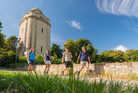 Hiking group at the Bismarck Tower near Ingelheim © Dominik Ketz