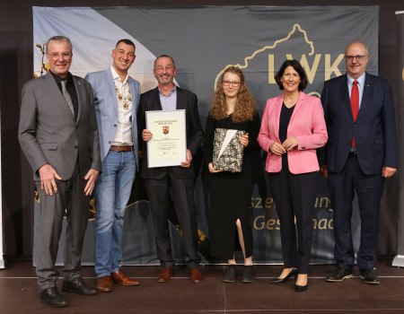 Ehrenpreis der Weinbruderschaft Rheinhessen zu St. Katharinen Oppenheim an das Weingut Weitzel, Ingelheim, &copy; LWK RLP / Alexander Sell