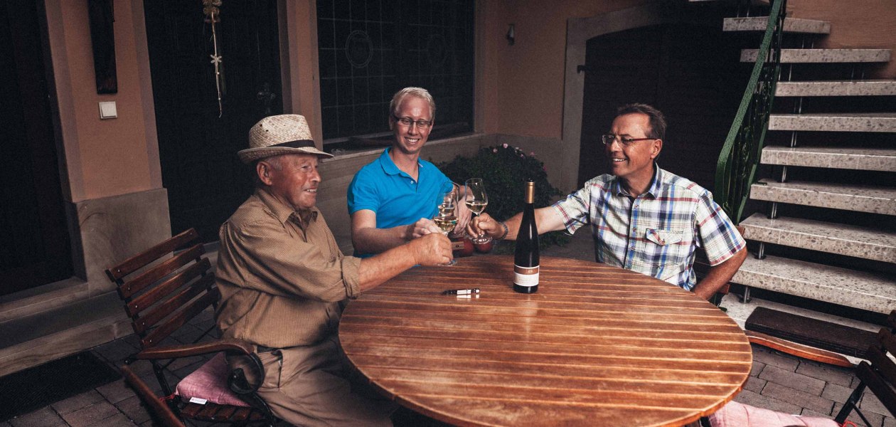 Weingut Z&ouml;ller_Ansto&szlig;en, &copy; Weingut Z&ouml;ller