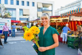 Wochenmarkt Blumenkauf &copy; Angelika Stehle/Stadt Ingelheim
