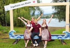 "Vater Rhein" (Philipp Weitzel) 2024 im Kreise der Ingelheimer Rotweinmajest&auml;ten &copy; Kristina Sch&auml;fer