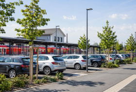 Parkplatz an einem Bahnhof KI Bild &copy; Verbandsgemeinde Gau-Algesheim