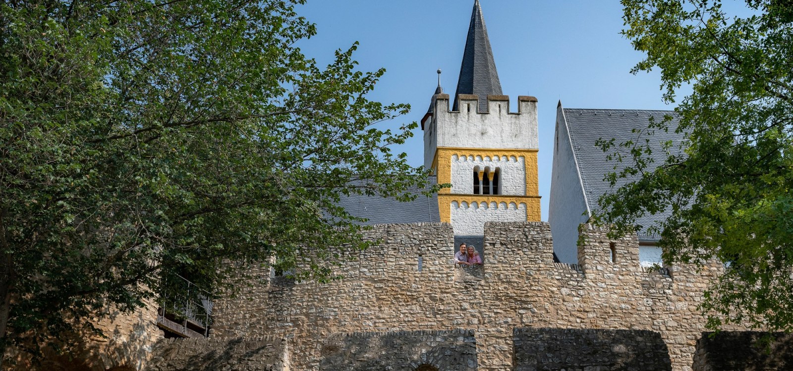 Vanaf de kantelen van de kasteelkerk heb je een prachtig uitzicht over Ober-Ingelheim en de Westerberg., © Heike Rost