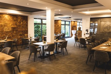 Das Bild zeigt einen eleganten Raum mit St&uuml;hlen und Tischen, perfekt f&uuml;r eine Weinprobe., &copy; Weingut am Honigberg