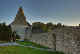 Mauerpartie mit Spitzturm &copy; Rainer Oppenheimer/Stadt Ingelheim