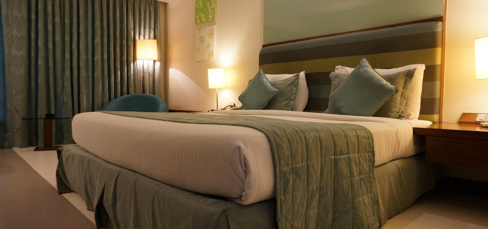 Hotelzimmer, &copy; Bild von bottlein auf Pixabay