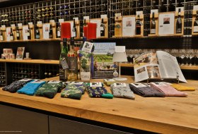 Warum nicht mal für das nächste WeinEvent die passenden Socken? Ganz beliebt sind die &quot;Weck, Worscht &amp; Woi&quot;-Socken. © Rainer Oppenheimer/Vinothek im Winzerkeller