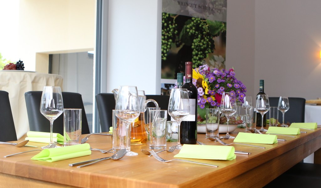 Weingut Schulz_gedeckter Tisch, &copy; Markus Neuroth