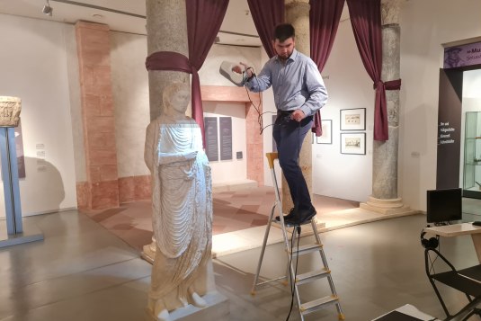 Alexander Kroth (baermedia) erstellt einen 3D-Scan, der später als Vorlage für die digitale Rekonstruktion des römischen Grabmonuments dient., © Stadt Ingelheim, André Madaus