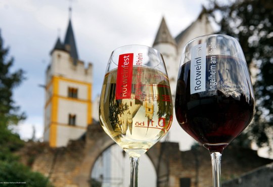 Altijd van het laatste weekend van september tot het eerste weekend van oktober vindt het populaire Rode Wijn Festival plaats op het terrein van Burgkirchen. Negen dagen lang kunnen bezoekers culinaire hoogstandjes, heerlijke wijnen en livemuziek verwachten. , © Michael Bellaire/IKuM GmbH