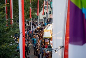 Rotweinfest 2024 Flaggen Blick Wehrmauer © Stadt Ingelheim_Singer-Fischer