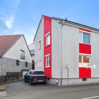 Hausansicht mit E-Ladetankstelle