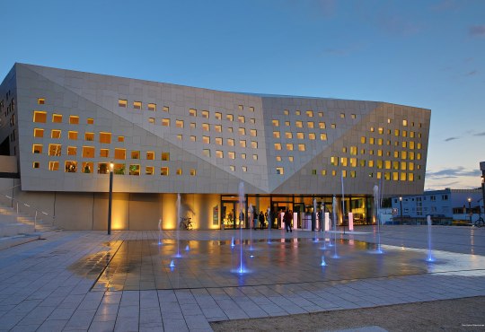 300 ramen, 1.700 losse onderdelen en geen rechte hoek: de gevel van onze nieuwe cultuur- en congreszaal lijkt op een polygoon. Het flexibele ruimteconcept en de sensationele techniek kunnen zich internationaal laten gelden., &copy; Rainer Oppenheimer