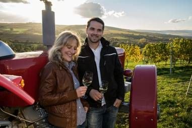 Weingut Pfeiffer_Ehepaar_Traktor, &copy; Weingut Pfeiffer