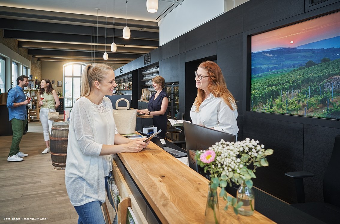Friendly service and competent Ingelheim advice await the guests of the red wine city in the tourist information center in the wine cellar., &copy; Heike Rost
