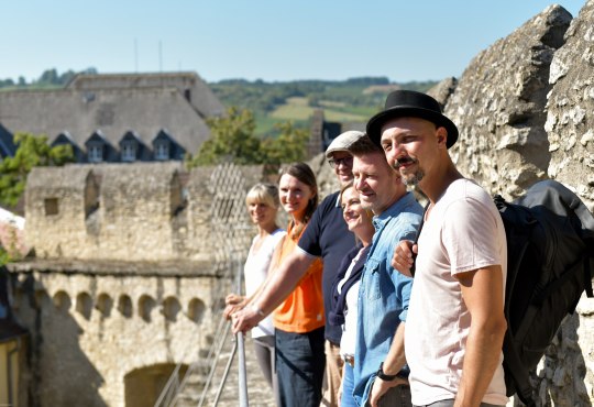 Gruppe auf dem Wehrgang, &copy; Angelika Stehle/Stadt Ingelheim