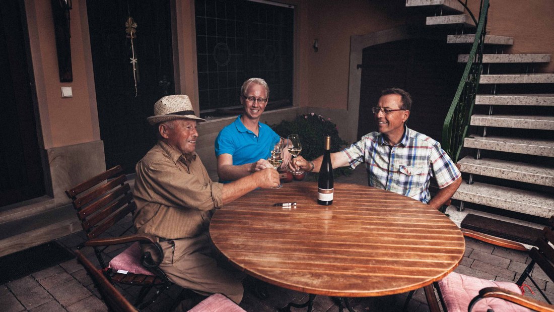 Weingut Z&ouml;ller_Ansto&szlig;en, &copy; Weingut Z&ouml;ller