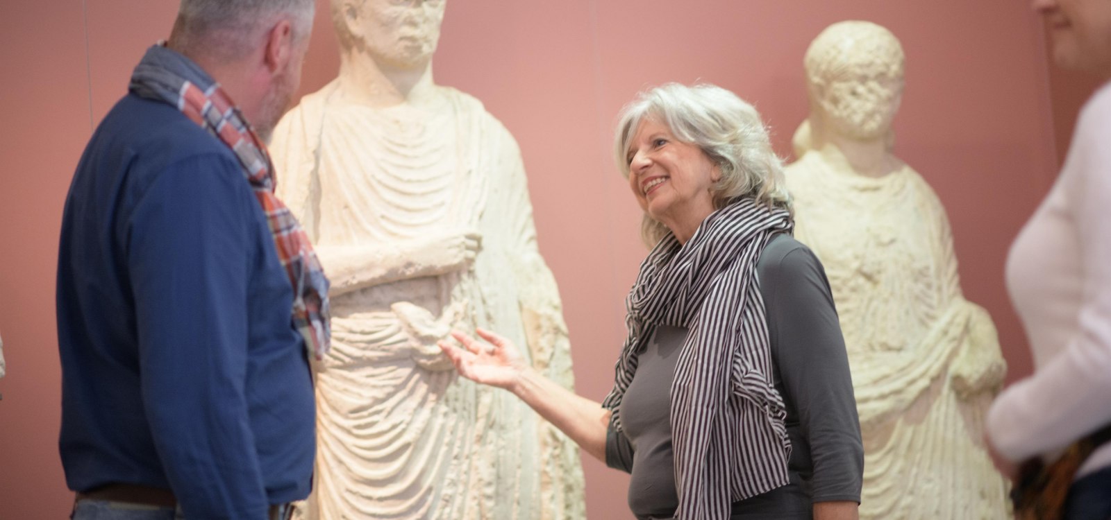 F&uuml;hrung im Museum - r&ouml;mische Figuren, &copy; Angelika Stehle/Stadt Ingelheim