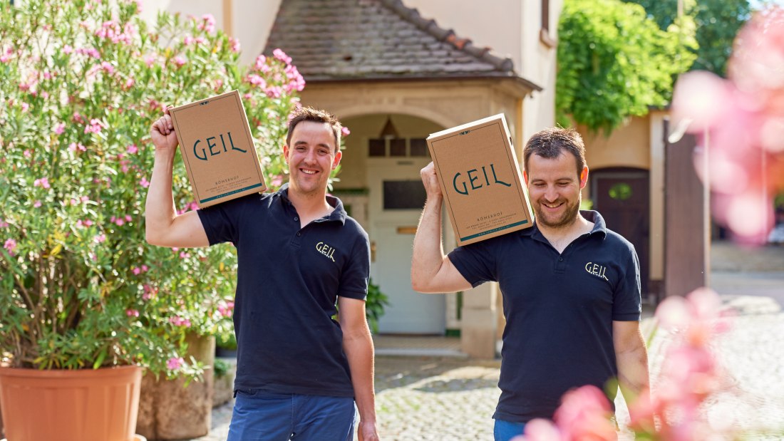 Weingut Geil_Winzer mit Weinkisten, &copy; Weingut Geil