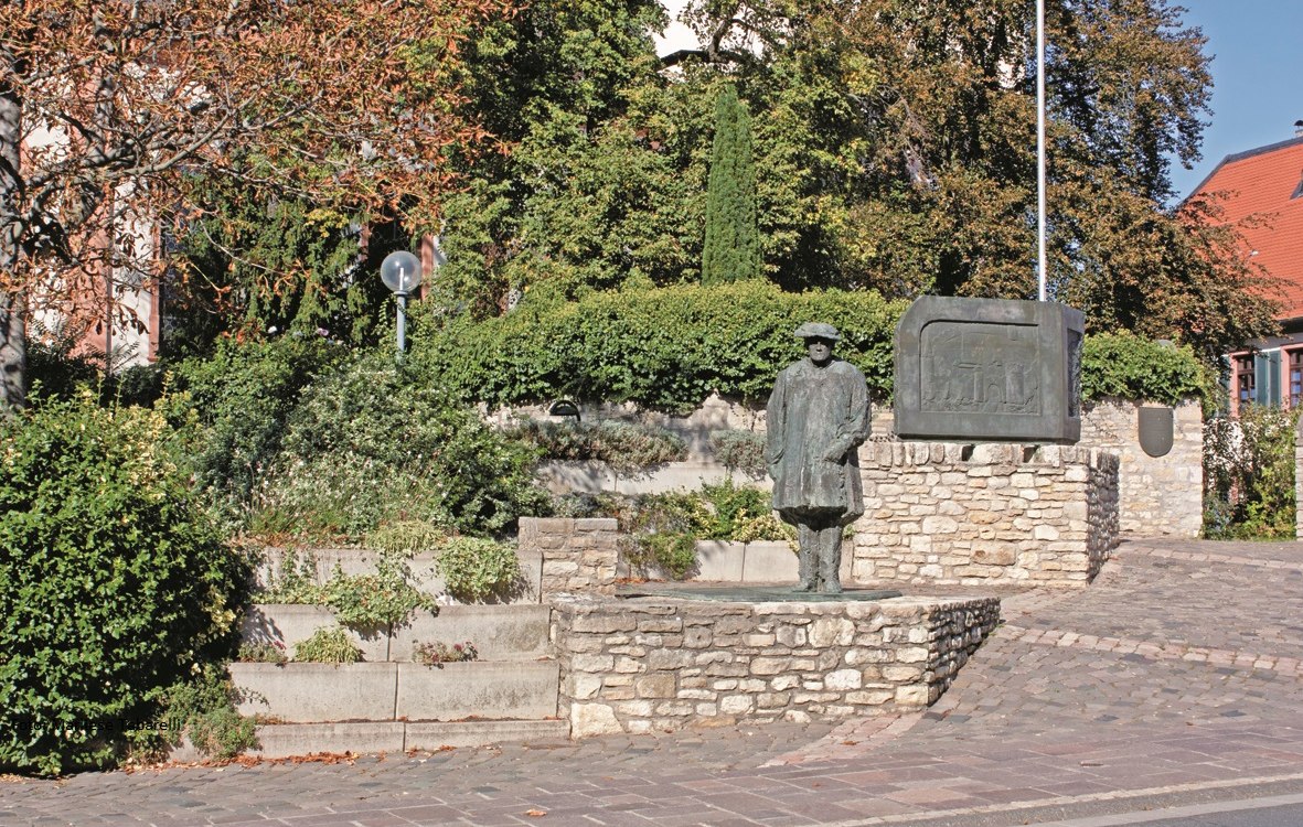 Sebastian M&uuml;nster Denkmal vor der St. Remigiuskirche, &copy; Marliese Tabrelli