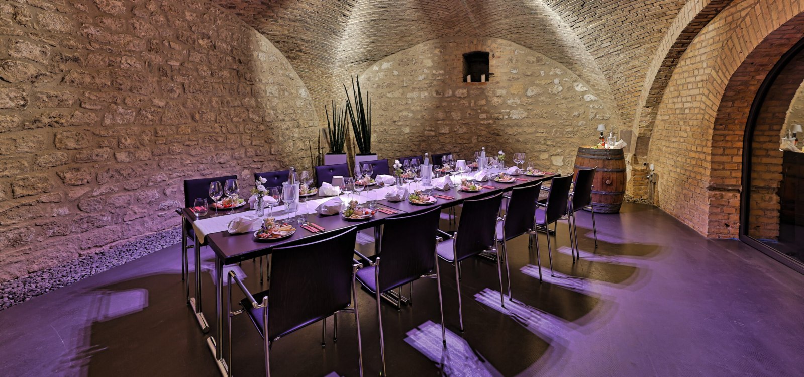 Weinprobe im Gew&ouml;lbekeller, &copy; IkUM GmbH/Rainer Oppenheimer