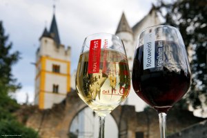 Always from the last weekend in September to the first weekend in October, the popular Red Wine Festival takes place on the Burgkirchen grounds. For nine days, visitors can expect culinary delights, fine wines and live music. , © Michael Bellaire/IKuM GmbH