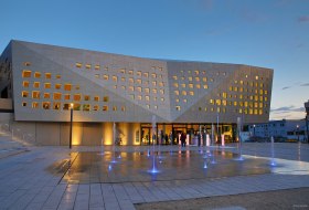 300 Fenster, 1700 Einzelteile und kein rechter Winkel: Die Fassade unserer neuen Kultur- und Kongresshalle gleicht einem Polyglon. Das flexible Raumkonzept und die sensationelle Technik kann sich selbst im internationalen Vergleich behaupten. &copy; Rainer Oppenheimer