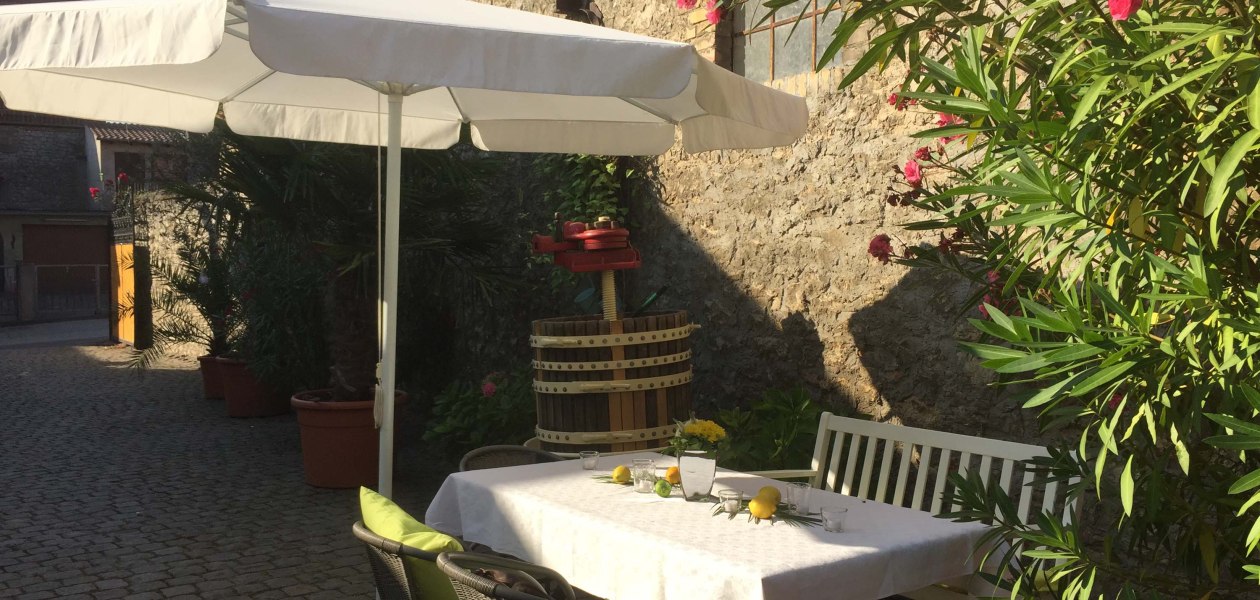 Weingut Tobias Hahn_Innenhof, &copy; Weingut Tobias Hahn