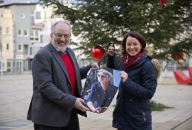 Matthias Becker, Gesch&auml;ftsf&uuml;hrer IKuM GmbH und Eveline Breyer, B&uuml;rgermeisterin der Stadt Ingelheim pr&auml;sentieren die Upcycling Tasche. &copy; Rainer Oppenheimer/IKuM GmbH