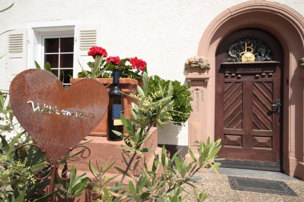 willkommenhaustuer-and-flasche_4, &copy; Weingut Bernhard-R&auml;der