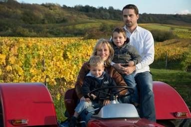 Weingut Pfeiffer_Famiilie_Traktor, &copy; Weingut Pfeiffer