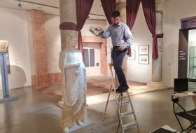 Alexander Kroth (baermedia) erstellt einen 3D-Scan, der sp&auml;ter als Vorlage f&uuml;r die digitale Rekonstruktion des r&ouml;mischen Grabmonuments dient. &copy; Stadt Ingelheim, Andr&eacute; Madaus