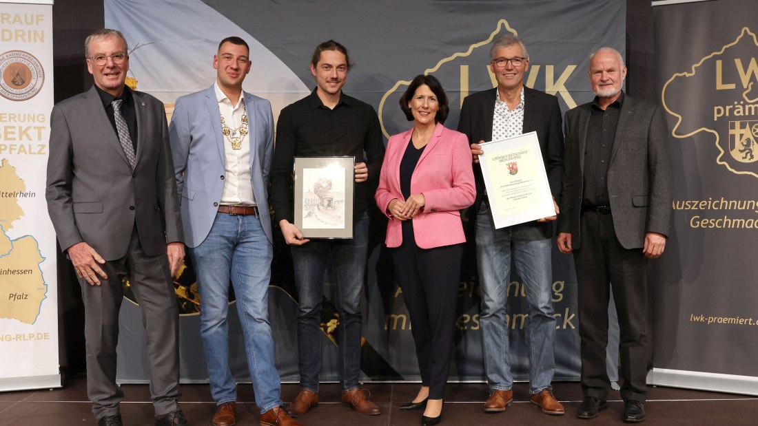 Ehrenpreis des Weinbauversuchsrings Rheinhessen e.V. an das Weingut Posthof Doll&G&ouml;th, Stadecken-Elsheim, &copy; LWK RLP / Alexander Sell