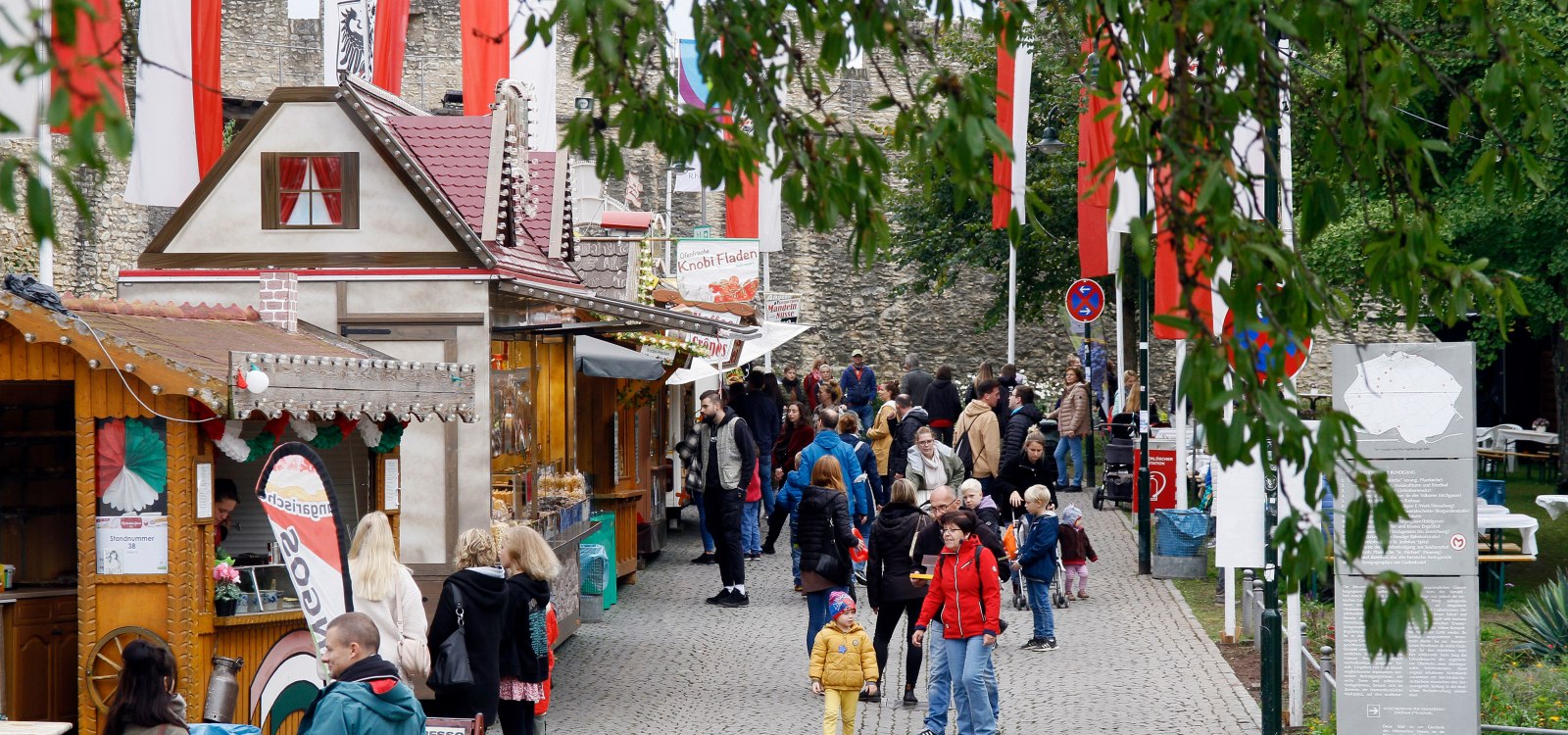 Entlang der Stra&szlig;e "An der Burgkirche" stehen Verkaufsst&auml;nde f&uuml;r den kulinarischen Genu&szlig;. Hier ist f&uuml;r jeden Geschmack was dabei. Wenn man die Stra&szlig;e weitergeht, kommt man durch den Torbogen, an den Bereich vor der Turnhalle Ober-Ingelheim., &copy; Michael Bellaire/IKuM GmbH
