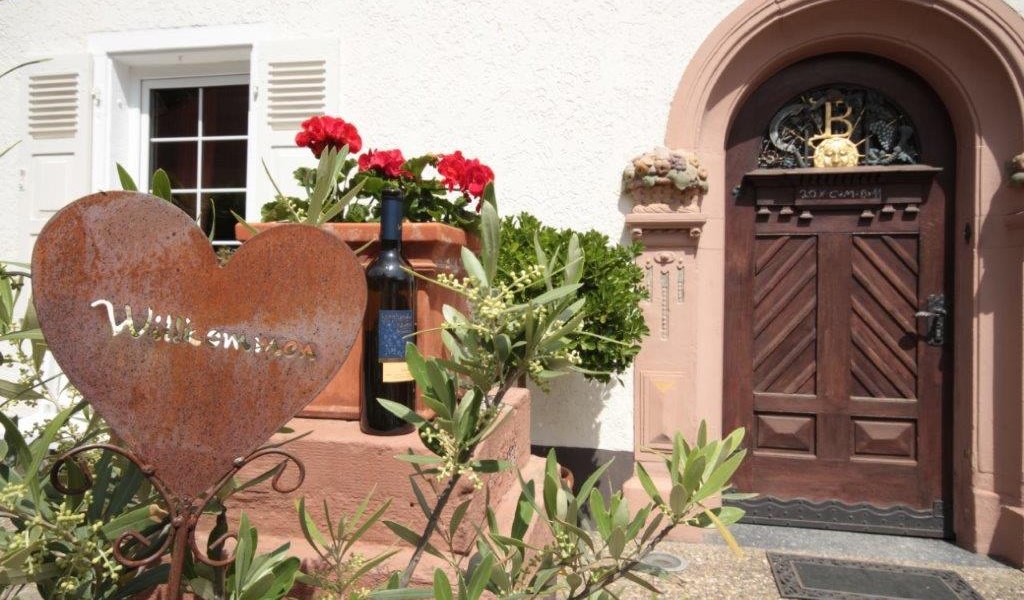 willkommenhaustuer-and-flasche_4, &copy; Weingut Bernhard-R&auml;der