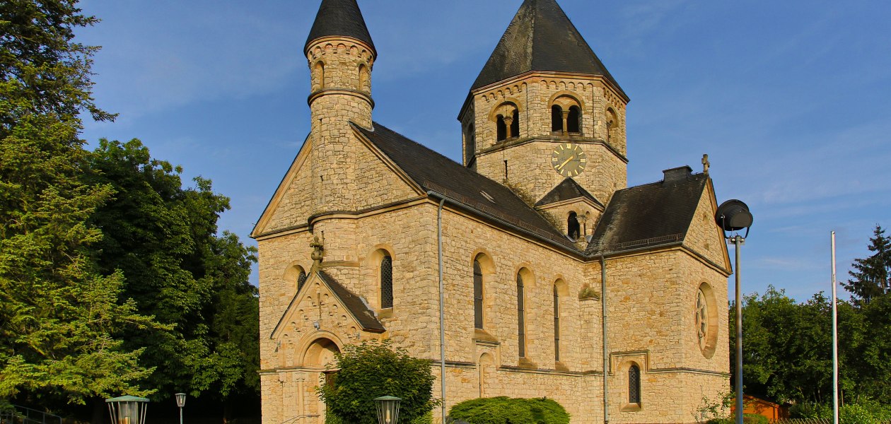 Die im neuromanischen Stil erbaute evangelische Pfarrkirche in Großwinternheim ist ein markantes Bauwerk im Selztal., © Rainer Oppenheimer