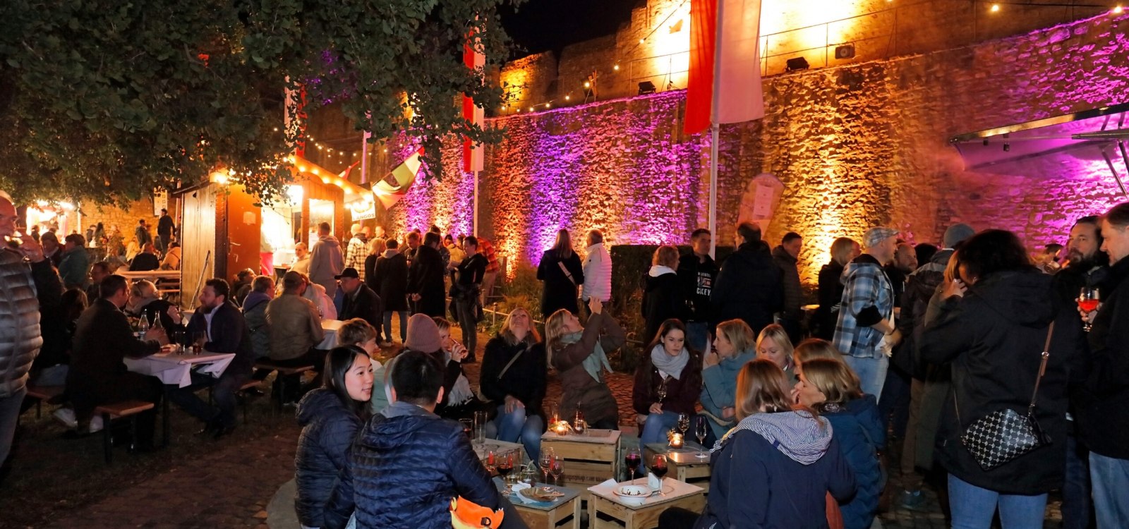 Rotweinfest 2024 Roseng&auml;rtchen abends, &copy; Michael Bellaire/IkUM GmbH