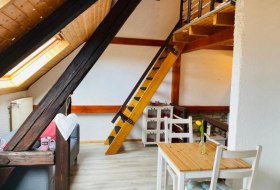 Blick Wohn- Esszimmer mit Treppe zum Schlafzimmer