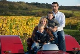 Weingut Pfeiffer_Famiilie_Traktor &copy; Weingut Pfeiffer