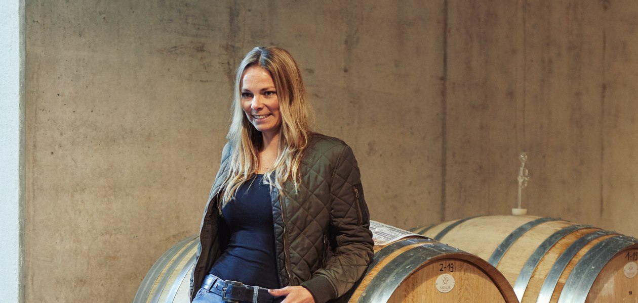 Weingut Becker_Winzerin Holzfass, &copy; Peter Bender