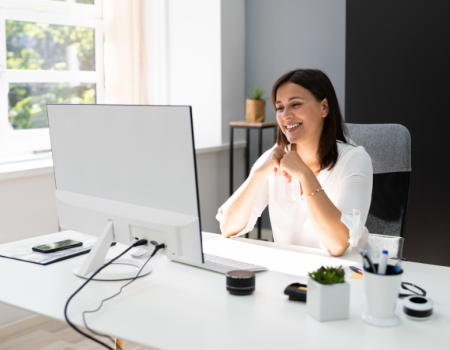 Frau beim Onlinewebinar, &copy; Canva