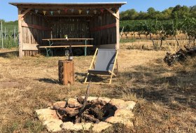 Die kleine Feuerstelle mit &uuml;berdachter Sitzgelegenheit inmitten der Weinberge macht das Naturerlebnis perferkt. &copy; Weingut Mett &amp; Weidenbach