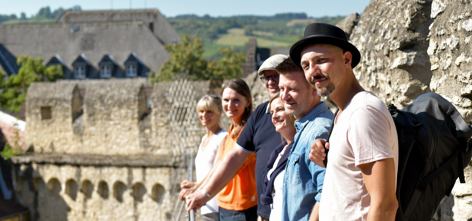 Gruppe auf dem Wehrgang, &copy; Angelika Stehle/Stadt Ingelheim