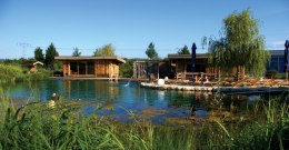 De Rheinwelle biedt verschillende sauna's en volop mogelijkheden om te ontspannen. Buiten nodigt een natuurlijke zwemvijver u uit om af te koelen. &copy; www.rheinwelle.com