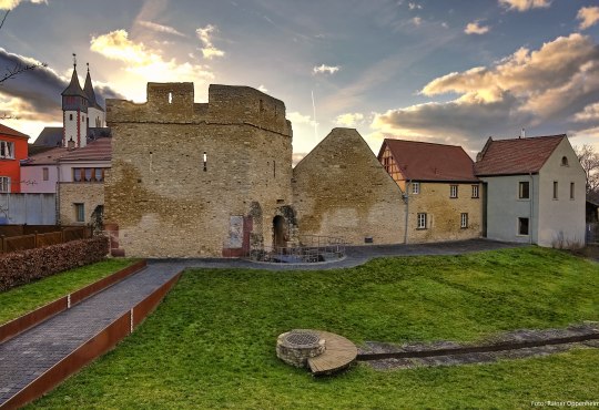 That is the view of the Heidesheimer Tor from the street "Auf dem Graben". There is a water playground on the green area, which is very popular with young and old., &copy; Rainer Oppenheimer