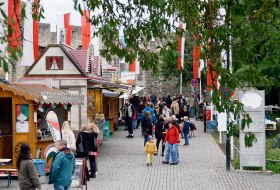 Entlang der Stra&szlig;e "An der Burgkirche" stehen Verkaufsst&auml;nde f&uuml;r den kulinarischen Genu&szlig;. Hier ist f&uuml;r jeden Geschmack was dabei. Wenn man die Stra&szlig;e weitergeht, kommt man durch den Torbogen, an den Bereich vor der Turnhalle Ober-Ingelheim. &copy; Michael Bellaire/IKuM GmbH